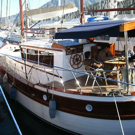 Botel Arel Tekne Kiralama Istanbul